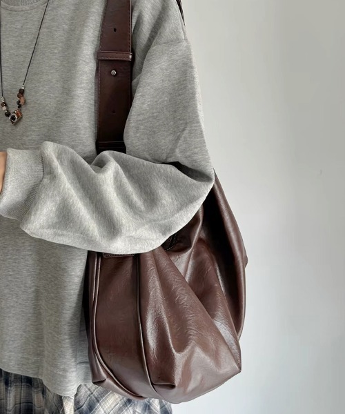 ONEP STAR（ワンピスター）の「くったりフェイクレザーワンショルダーバッグ（ショルダーバッグ・レディース・ブラック/ダークブラウン・FREE）」の5枚目の写真