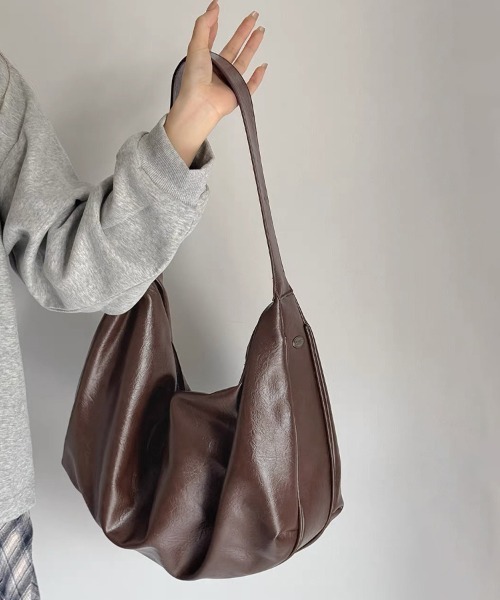 ONEP STAR（ワンピスター）の「くったりフェイクレザーワンショルダーバッグ（ショルダーバッグ・レディース・ブラック/ダークブラウン・FREE）」の7枚目の写真