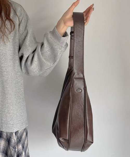 ONEP STAR（ワンピスター）の「くったりフェイクレザーワンショルダーバッグ（ショルダーバッグ・レディース・ブラック/ダークブラウン・FREE）」の8枚目の写真