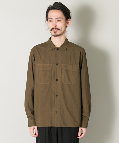 MHL.（エムエイチエル）の「【TVドラマ着用】MHL.×UR  別注C/L POPLIN SHT（シャツ/ブラウス・メンズ・ブルー/カーキ・MEDIUM/LARGE）」の3枚目の写真