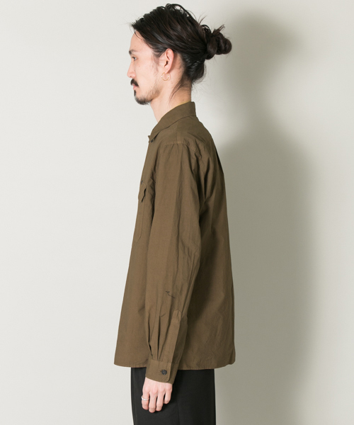 MHL.（エムエイチエル）の「【TVドラマ着用】MHL.×UR  別注C/L POPLIN SHT（シャツ/ブラウス・メンズ・ブルー/カーキ・MEDIUM/LARGE）」の4枚目の写真