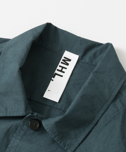 MHL.（エムエイチエル）の「【TVドラマ着用】MHL.×UR  別注C/L POPLIN SHT（シャツ/ブラウス・メンズ・ブルー/カーキ・MEDIUM/LARGE）」の11枚目の写真