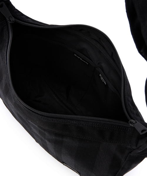 PORTER（ポーター）の「PORTER TANGO BLACK SHOULDER BAG <B印 YOSHIDA SELECT>（ショルダーバッグ・メンズ・ブラック・ONE SIZE）」の5枚目の写真