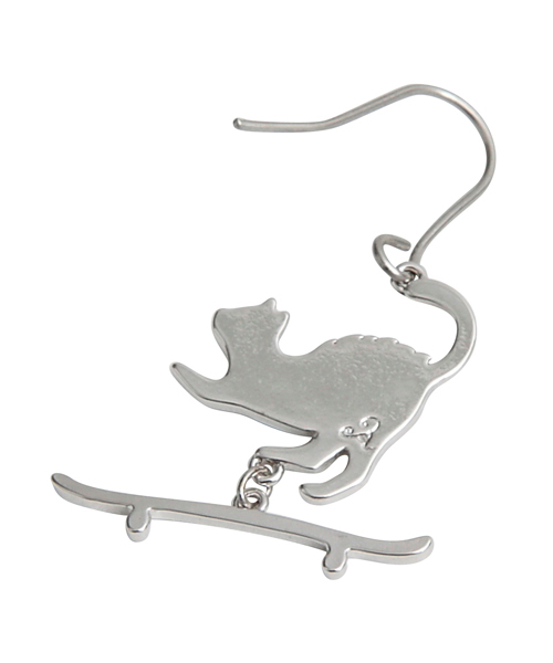 X-girl（エックスガール）の「X-girl×Aquvii  SK8 CAT EARRINGS（ピアス（両耳用）・レディース・シルバー/ゴールド・ONE SIZE）」の6枚目の写真