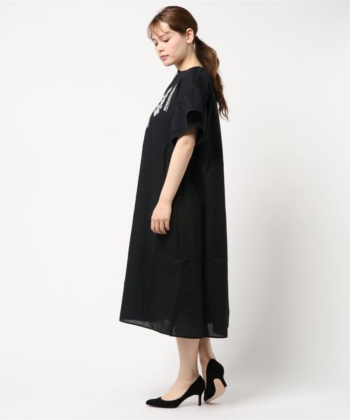AMERICAN HOLIC（アメリカンホリック）の「フロント刺繍袖フレアワンピース＊（ワンピース・レディース・キャメル/ブラック/モカ・FREE）」の4枚目の写真