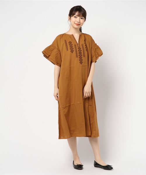 AMERICAN HOLIC（アメリカンホリック）の「フロント刺繍袖フレアワンピース＊（ワンピース・レディース・キャメル/ブラック/モカ・FREE）」の7枚目の写真