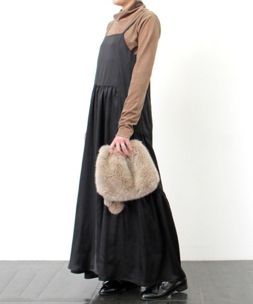 STYLEBLOCK（スタイルブロック）の「サテンギャザーフレアキャミソールワンピース（ワンピース・レディース・ブラック/ベージュ/ミント/ライトベージュ・M）」の2枚目の写真