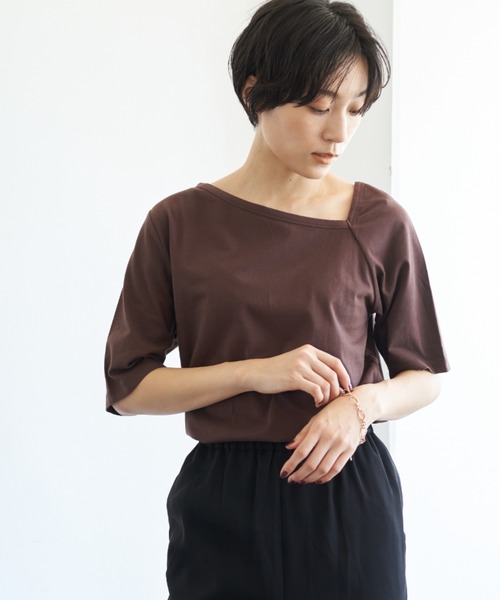 AMERICAN HOLIC（アメリカンホリック）の「アシメショルダー5分袖カットプルオーバー　＊（Tシャツ/カットソー・レディース・ブラウン/アイボリー/ブラック系その他4/モカ/ブラック・L/M）」の5枚目の写真