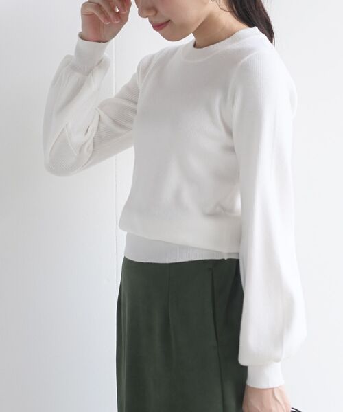 rps（アールピーエス）の「ボリューム袖クルーネックリブニットプルオーバー（ニット/セーター・レディース・チャコールグレー/ブラック/ダークグリーン/オフホワイト/ピンク/ラベンダー/ブラウン系その他/グレイッシュベージュ/ベージュ/ボルドー/オレンジ/ホワイト・M）」の2枚目の写真