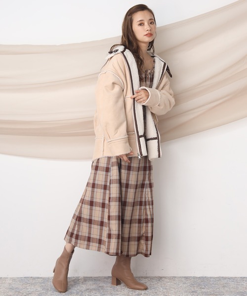 one after another NICE CLAUP（ワンアフターアナザーナイスクラップ）の「ムートンリバーシブルボアジャケット（ダウンジャケット/コート・レディース・ブラウン/モカ/アイボリー・FREE）」の16枚目の写真