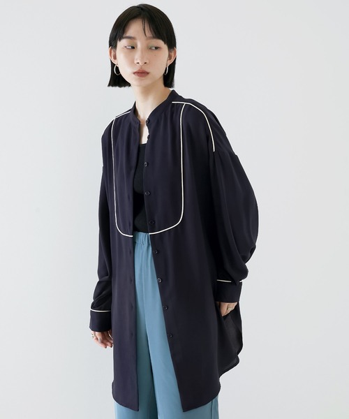 EMMA(EMMA CLOTHES)(エマ)の「【EMMA】サテンパイピングデザインサイドスリットブザムシャツ/スタンドカラーシャツ(シャツ/ブラウス・レディース・ホワイト/ネイビー/ラベンダー/ライトベージュ・FREE)」の3枚目の写真