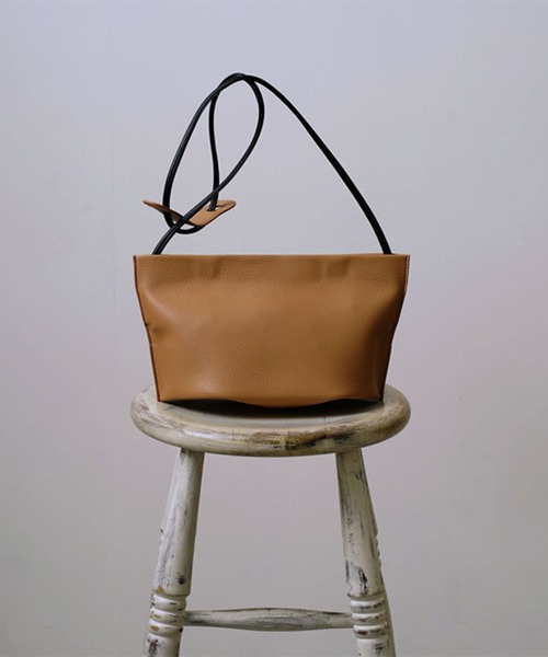 Laugoa(ラウゴア)の「【LAUGOA/ラウゴア】EDAM ショルダーバッグ(ショルダーバッグ・レディース・ブラック/ベージュ/オフホワイト/シルバー・FREE)」の1枚目の写真