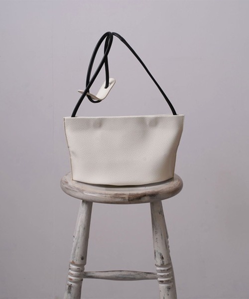 Laugoa(ラウゴア)の「【LAUGOA/ラウゴア】EDAM ショルダーバッグ(ショルダーバッグ・レディース・ブラック/ベージュ/オフホワイト/シルバー・FREE)」の2枚目の写真