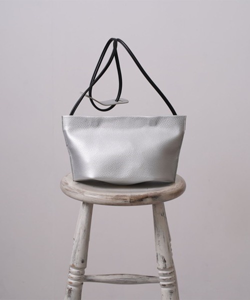 Laugoa(ラウゴア)の「【LAUGOA/ラウゴア】EDAM ショルダーバッグ(ショルダーバッグ・レディース・ブラック/ベージュ/オフホワイト/シルバー・FREE)」の4枚目の写真