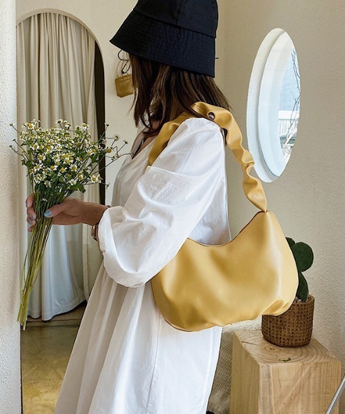 yuue' ( wear )（ユーイ）の「ギャザーショルダーバッグ（ショルダーバッグ・レディース・ブラック/ホワイト/イエロー/グリーン・FREE）」の12枚目の写真
