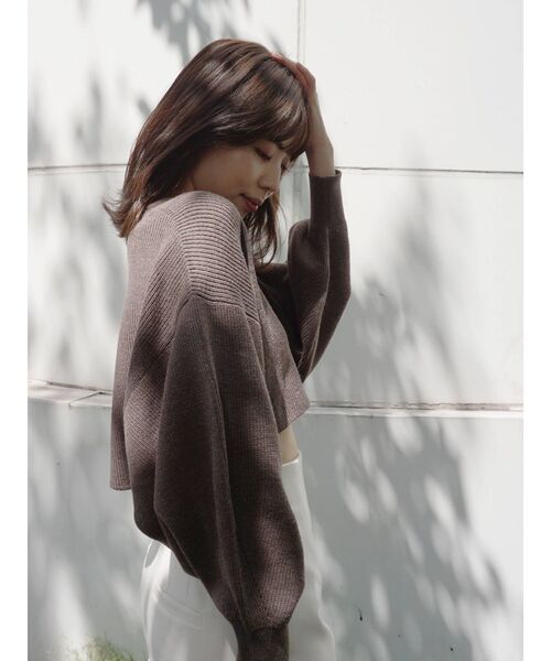 MERCURYDUO(マーキュリーデュオ)の「片畔2WAYクロップドニットカーディガン(カーディガン/ボレロ・レディース・ブラウン/アイボリー・FREE)」の3枚目の写真