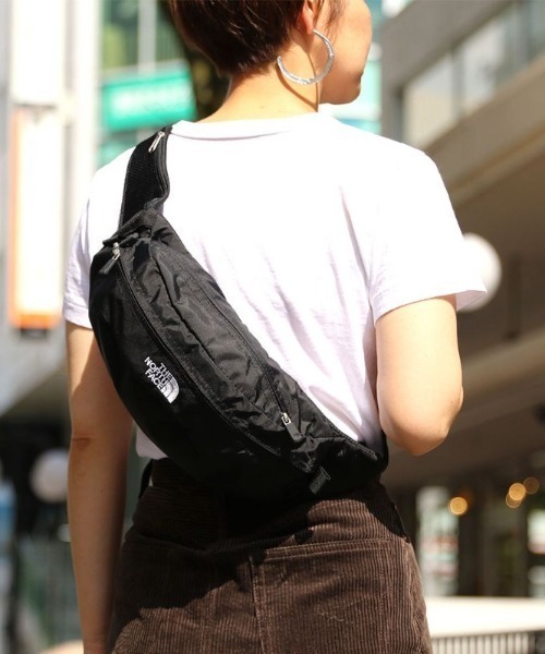 THE NORTH FACE（ザノースフェイス）の「THE NORTH FACE Sweep NM71904（ショルダーバッグ・レディース・ブラック・FREE）」の2枚目の写真