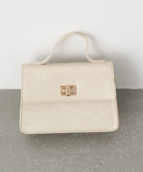 earth music&ecology(アースミュージックアンドエコロジー)の「フラップミニショルダーバッグ *(ショルダーバッグ・レディース・ボルドー/アイボリー/グリーン/ブラック・FREE)」の2枚目の写真