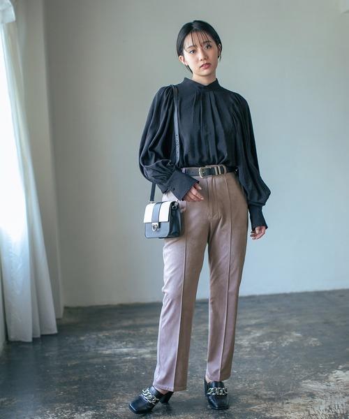 PAGEBOY(ページボーイ)の「クリアスエードフレアパンツ(その他パンツ・レディース・ブラック/ブルー系その他/グレイッシュベージュ・SMALL/MEDIUM)」の6枚目の写真