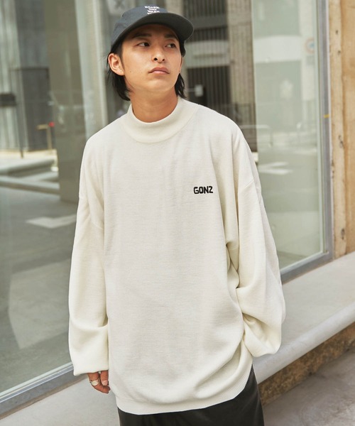 Mark Gonzales（マーク・ゴンザレス）の「Mark Gonzales/マークゴンザレス 別注 オーバーサイズ ミラノリブ ダルマスリーブモックネックニット（ニット/セーター・メンズ・ブラック/ベージュ/オフホワイト/オレンジ/ベージュ系その他/ダークブルー・FREE）」の2枚目の写真