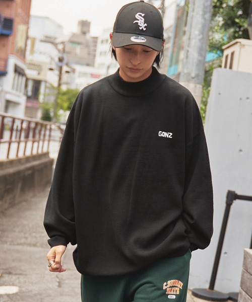 Mark Gonzales（マーク・ゴンザレス）の「Mark Gonzales/マークゴンザレス 別注 オーバーサイズ ミラノリブ ダルマスリーブモックネックニット（ニット/セーター・メンズ・ブラック/ベージュ/オフホワイト/オレンジ/ベージュ系その他/ダークブルー・FREE）」の3枚目の写真