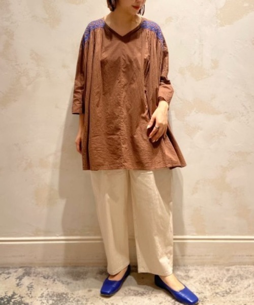 BEARDSLEY（ビアズリー）の「ハンドスモック刺繍ブラウス（シャツ/ブラウス・レディース・ブラウン/ブラック・FREE）」の2枚目の写真