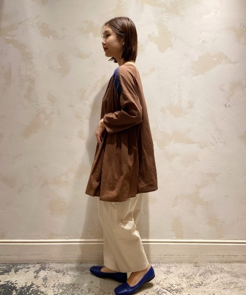 BEARDSLEY（ビアズリー）の「ハンドスモック刺繍ブラウス（シャツ/ブラウス・レディース・ブラウン/ブラック・FREE）」の7枚目の写真