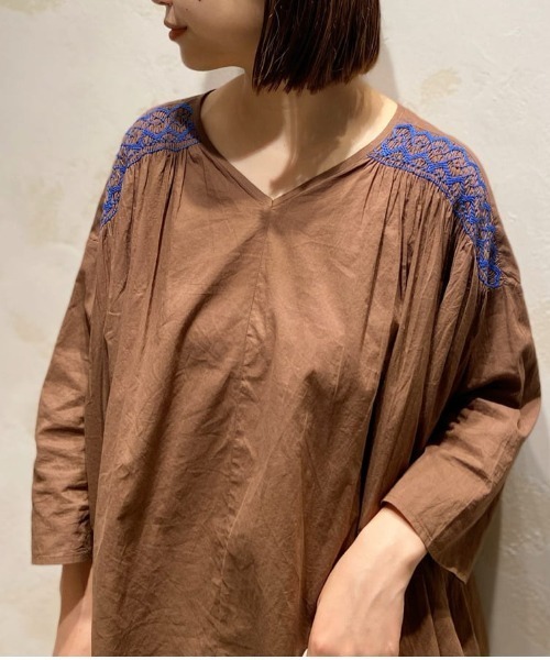 BEARDSLEY（ビアズリー）の「ハンドスモック刺繍ブラウス（シャツ/ブラウス・レディース・ブラウン/ブラック・FREE）」の9枚目の写真