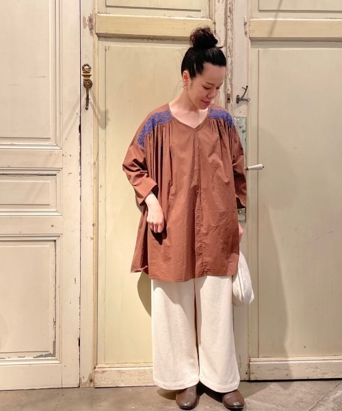 BEARDSLEY（ビアズリー）の「ハンドスモック刺繍ブラウス（シャツ/ブラウス・レディース・ブラウン/ブラック・FREE）」の13枚目の写真