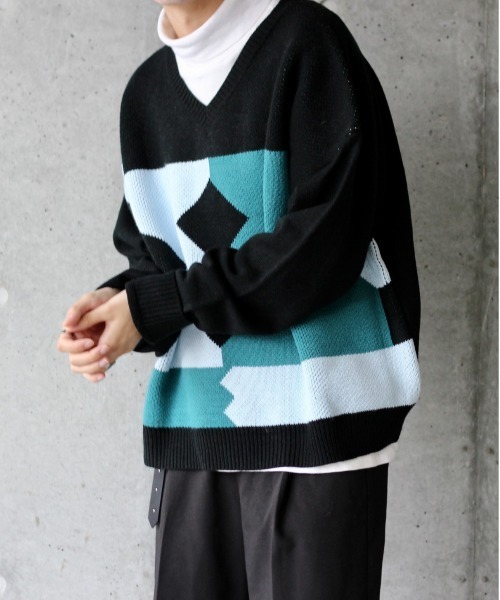 y/m by れぽすけ（イムバイレポスケ）の「マルチパターン柄Vネックニット（ニット/セーター・メンズ・ベージュ/ブラック・MEDIUM/LARGE）」の3枚目の写真