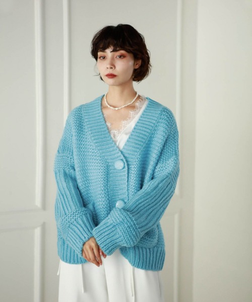 Leja（レジャ）の「【LEJA】ビッグボタンボリューム袖ボタンニットカーディガン（ニット/セーター・レディース・ベージュ/ブルー・FREE）」の4枚目の写真