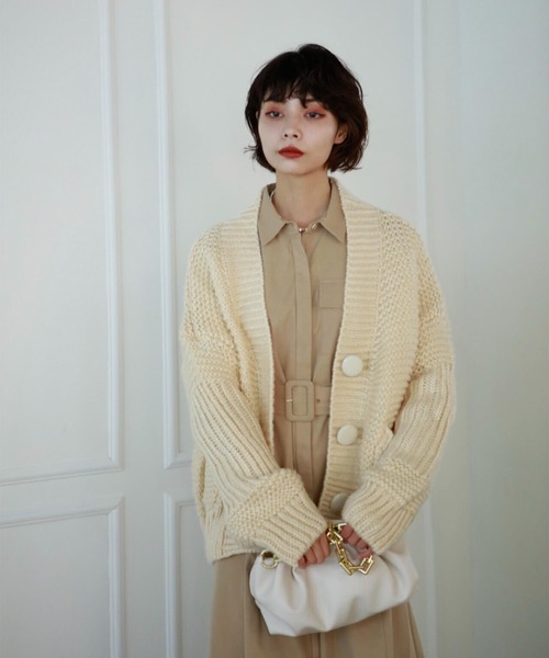 Leja（レジャ）の「【LEJA】ビッグボタンボリューム袖ボタンニットカーディガン（ニット/セーター・レディース・ベージュ/ブルー・FREE）」の9枚目の写真