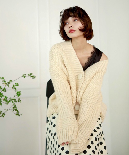 Leja（レジャ）の「【LEJA】ビッグボタンボリューム袖ボタンニットカーディガン（ニット/セーター・レディース・ベージュ/ブルー・FREE）」の13枚目の写真