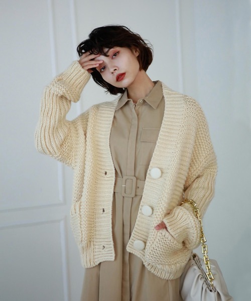 Leja（レジャ）の「【LEJA】ビッグボタンボリューム袖ボタンニットカーディガン（ニット/セーター・レディース・ベージュ/ブルー・FREE）」の16枚目の写真