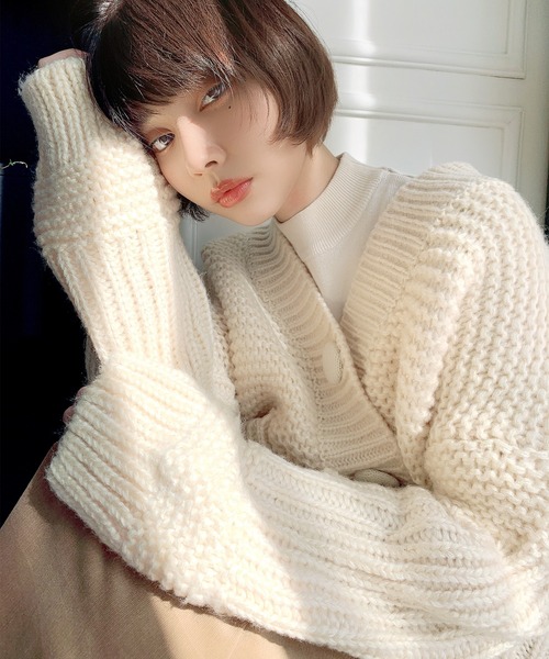 Leja（レジャ）の「【LEJA】ビッグボタンボリューム袖ボタンニットカーディガン（ニット/セーター・レディース・ベージュ/ブルー・FREE）」の22枚目の写真