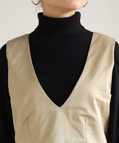 HER CLOSET（ハークローゼット）の「 【HER CLOSET】WEB限定チノ深Vフレアワンピース WEB LIMITED CHINO DEEP V-FLARE DRESS（ジャンパースカート・レディース・ブラック/ベージュ/アイボリー・S/M）」の4枚目の写真