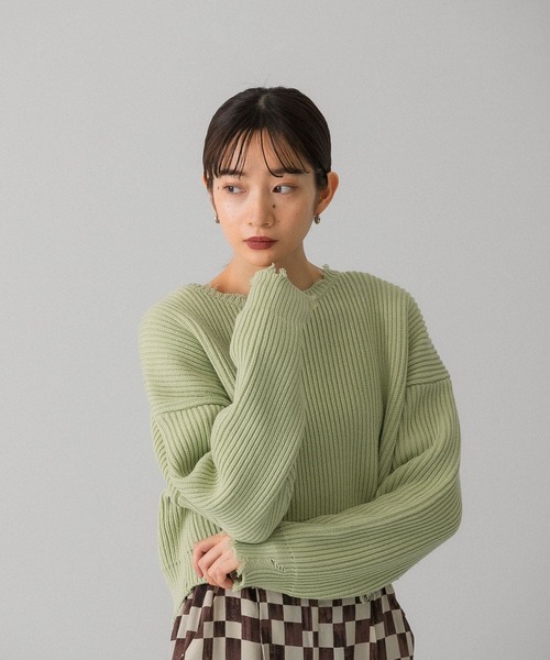 KBF（ケイビーエフ）の「クロップドダメージニット（ニット/セーター・レディース・ベージュ系その他/グリーン/ブラック・ONE）」の3枚目の写真