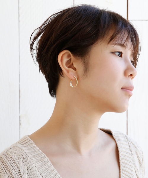 colleca la（コレカラ）の「樹脂ポスト・パール付きカーブワンタッチピアス〈金属アレルギー対応〉（ピアス（両耳用）・レディース・シルバー/ゴールド・ﾌﾘ-）」の3枚目の写真