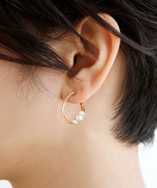 colleca la（コレカラ）の「樹脂ポスト・パール付きカーブワンタッチピアス〈金属アレルギー対応〉（ピアス（両耳用）・レディース・シルバー/ゴールド・ﾌﾘ-）」の5枚目の写真
