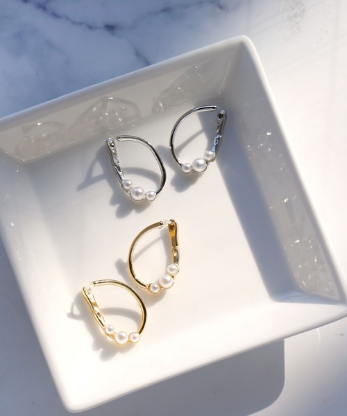 colleca la（コレカラ）の「樹脂ポスト・パール付きカーブワンタッチピアス〈金属アレルギー対応〉（ピアス（両耳用）・レディース・シルバー/ゴールド・ﾌﾘ-）」の6枚目の写真