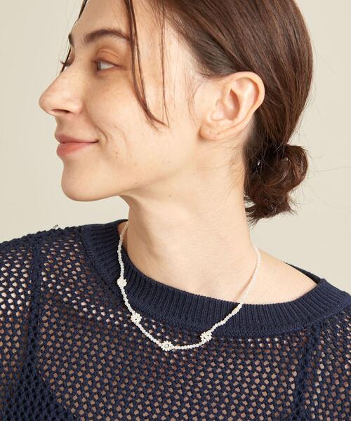 by Preek（バイプリーク）の「＜by Preek（バイプリーク）＞淡水パール フラワービーズネックレス（ネックレス・レディース・コバルトブルー/ピンク/オフホワイト/ブラック・FREE）」の2枚目の写真