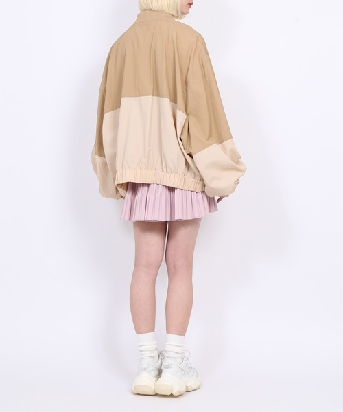 PUNYUS（プニュズ）の「バイカラーナイロンブルゾン（ナイロンジャケット・レディース・ベージュ/パープル/グリーン・2/4/3）」の4枚目の写真