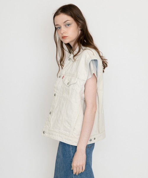 Levi's(リーバイス)の「Levi's/リーバイス WELLTHREAD トラッカージャケットベスト WILD OAK ROSE(ベスト・レディース・ライトインディゴブルー・M/S/XS)」の5枚目の写真