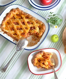 THE OLDE FARMHOUSE | HUNTSMANS / ハンツマン  ホーローパイデッシュ・ブルー&レッド (セット) 28cm　TSI(食器)