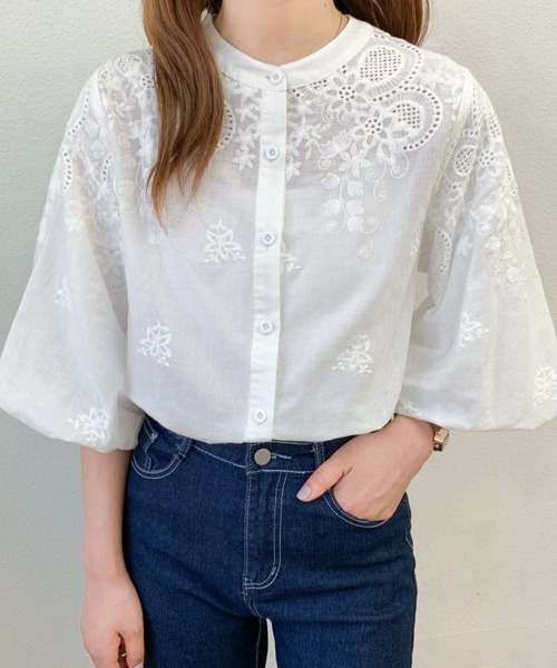 Diosfront（ディオスフロント）の「カットワーク刺繍ボリューム袖スタンドカラーブラウス（シャツ/ブラウス・レディース・ブラック/ホワイト・L/M）」の4枚目の写真
