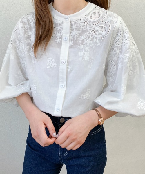 Diosfront（ディオスフロント）の「カットワーク刺繍ボリューム袖スタンドカラーブラウス（シャツ/ブラウス・レディース・ブラック/ホワイト・L/M）」の5枚目の写真