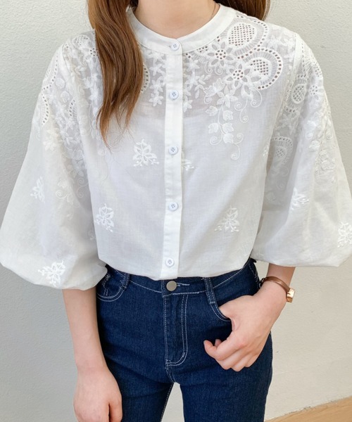 Diosfront（ディオスフロント）の「カットワーク刺繍ボリューム袖スタンドカラーブラウス（シャツ/ブラウス・レディース・ブラック/ホワイト・L/M）」の6枚目の写真