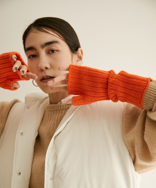 WILLIAM BRUNTON（ウィリアムブラントン）の「【William Brunton（ウイリアムブラントン）】3ply RIB WRIST WARMER（手袋・レディース・チャコールグレー/ベージュ/グレー/オレンジ・FREE）」の4枚目の写真