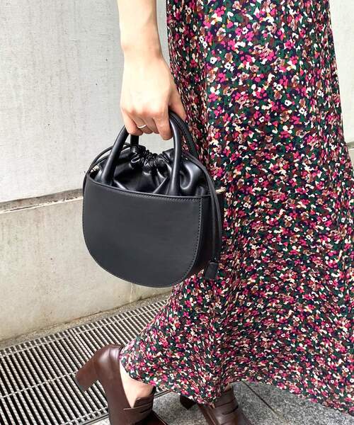 OPAQUE.CLIP（オペークドットクリップ）の「◆セミサークルミニショルダーバッグ（ショルダーバッグ・レディース・ブラック/ライトベージュ・00）」の2枚目の写真