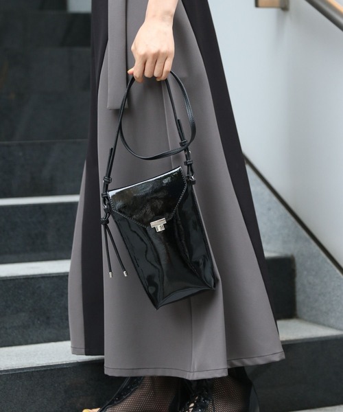 HARE（ハレ）の「メタルミニフラップBAG(HARE)（ショルダーバッグ・レディース・アイボリー/ブラック/ブラック系その他・FREE）」の3枚目の写真